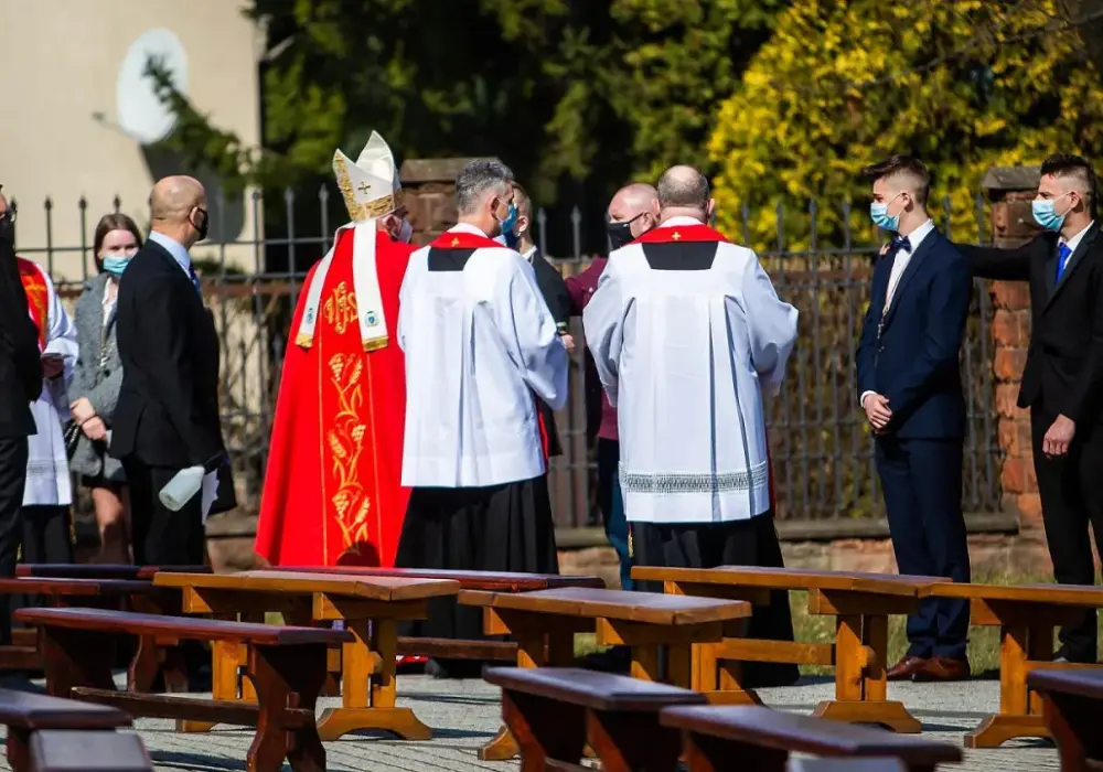 Ile na bierzmowanie dla chrześniaka? Odpowiednia kwota i tradycje