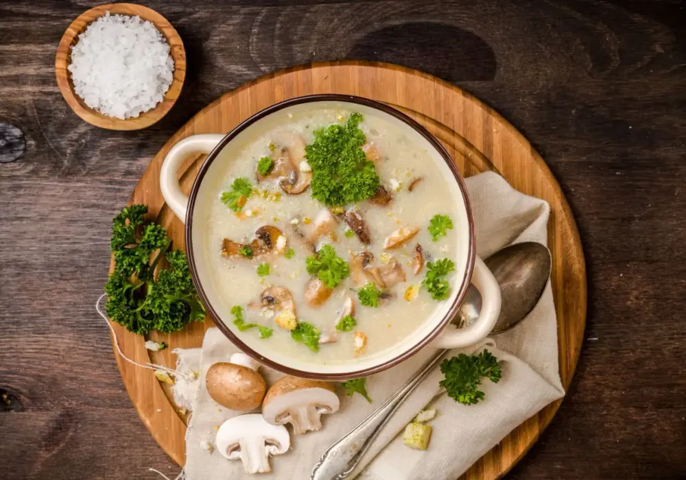 Zupa grzybowa z ziemniakami: Ile kalorii i jak ją odchudzić?