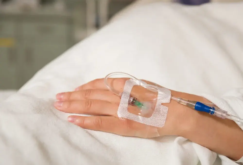 Bezpieczne podłączenie kroplówki krok po kroku. Uniknij groźnych błędów