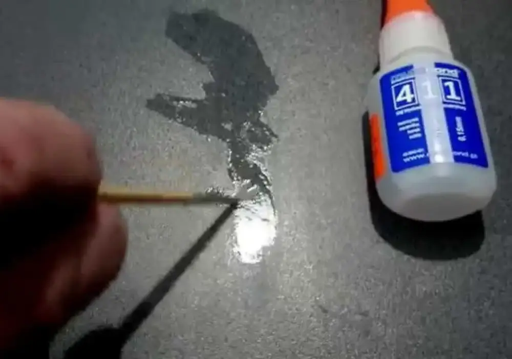 Jak skutecznie usunąć klej super glue z mebli bez ryzyka uszkodzenia