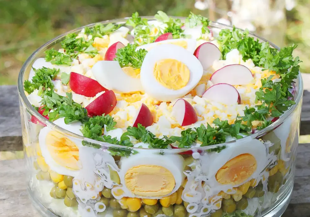 Pyszne sałatki wielkanocne, które zachwycą twoich gości i ułatwią świąteczne menu