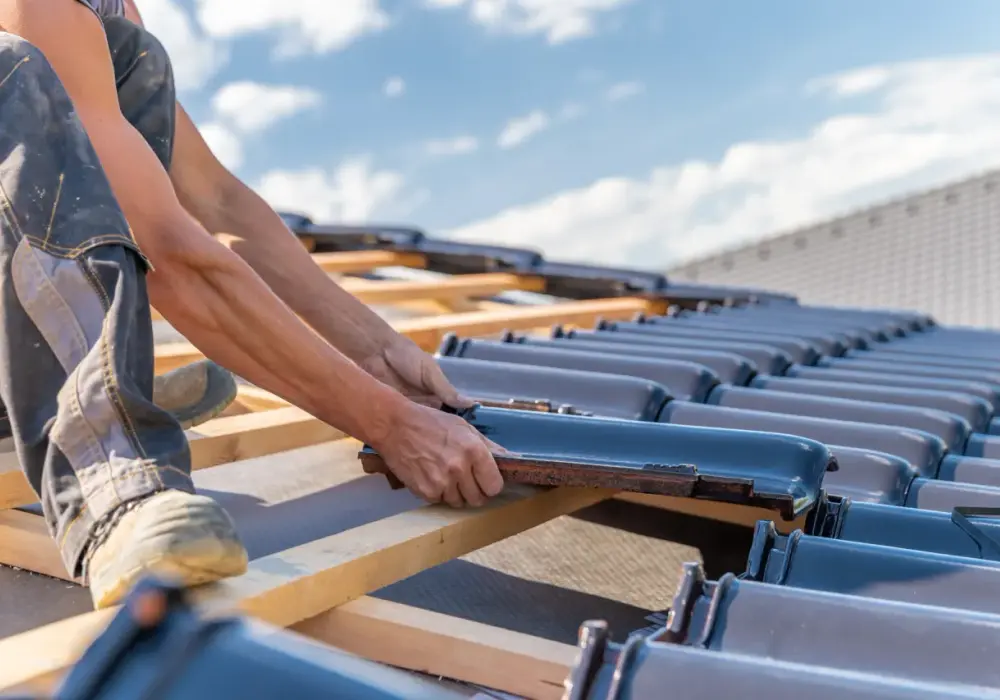 Jak ułożyć dachówkę ceramiczną krok po kroku – uniknij najczęstszych błędów
