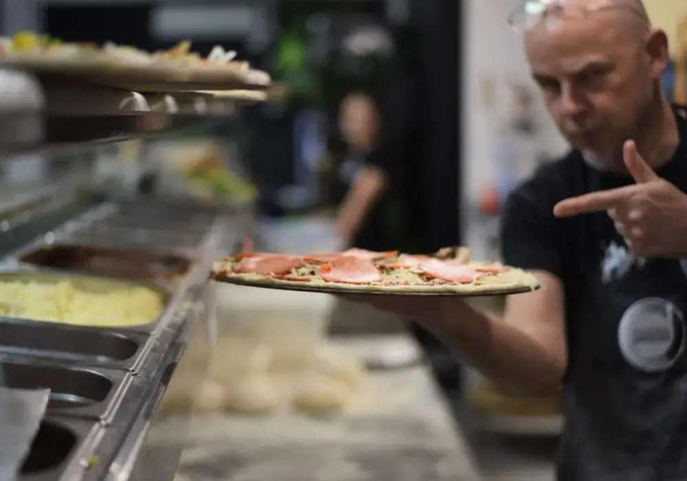 Pizzaiolo: Kim jest mistrz pizzy? Obowiązki, cechy i kariera