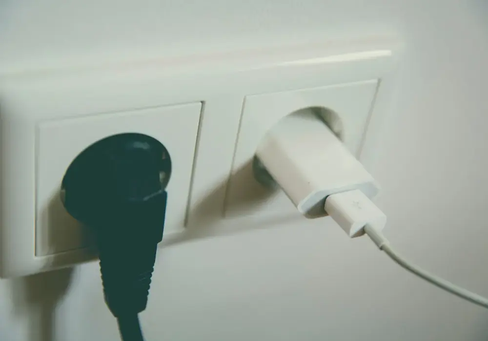 Napięcie w gniazdku – 230V to tylko początek. Co musisz wiedzieć?