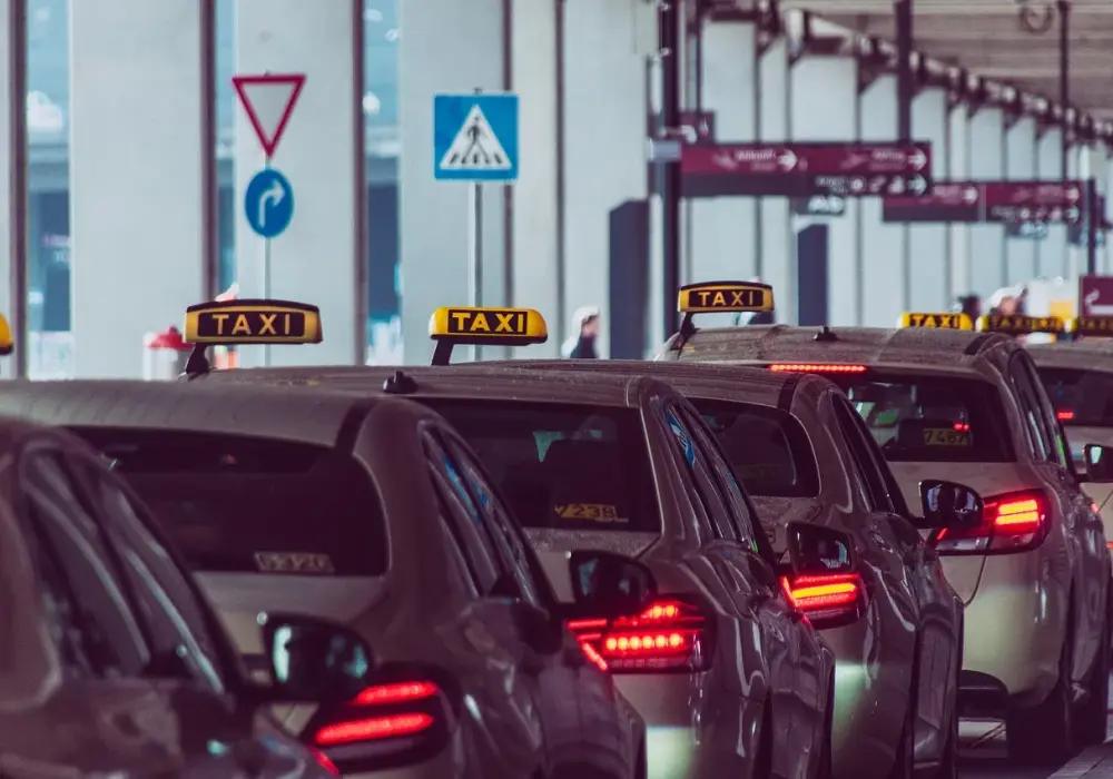 Ile kosztuje taxi z dworca w Krakowie na lotnisko? Poznaj ceny!
