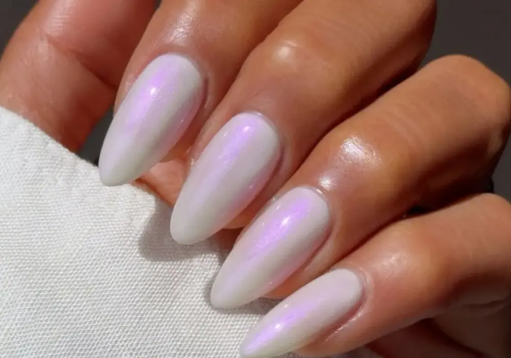 Jakie paznokcie są modne? Micro french, milky nails i chrome