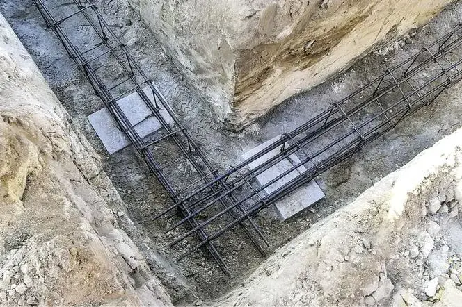Ile drutu potrzeba na fundament? Praktyczny przewodnik po zbrojeniu ław fundamentowych
