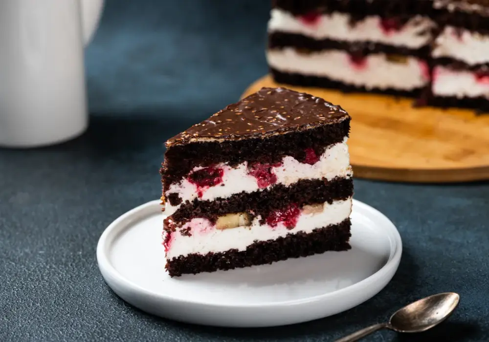 Prosty tort z mascarpone i owocami - przepis na sukces!