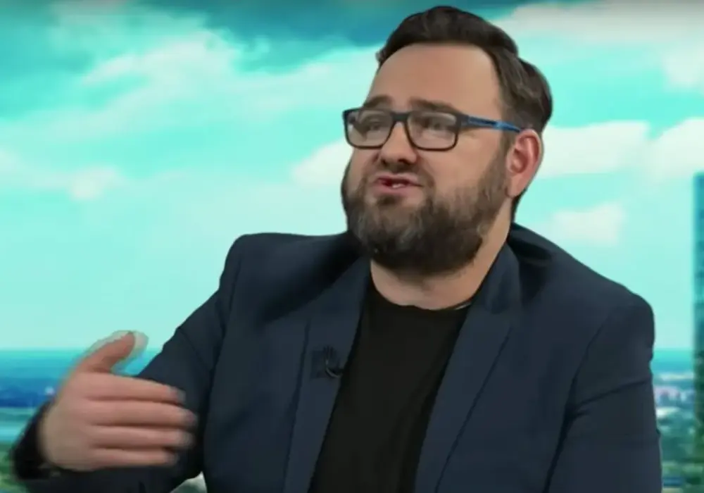 Jak wygląda Wojciech Biedroń? Oto jego niepowtarzalny styl i wygląd