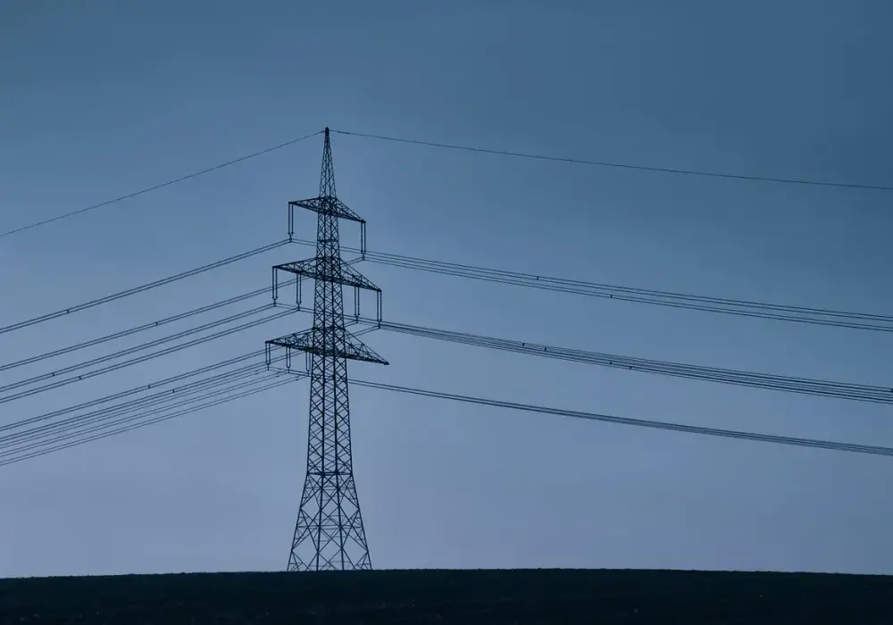 Ile wynosi odszkodowanie za słupy energetyczne na działce? Sprawdź!
