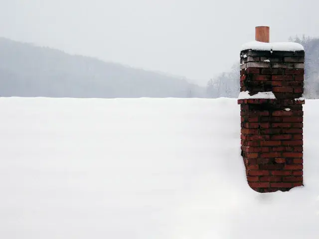 Jak często czyścić komin przy ogrzewaniu gazowym, aby uniknąć zagrożeń?
