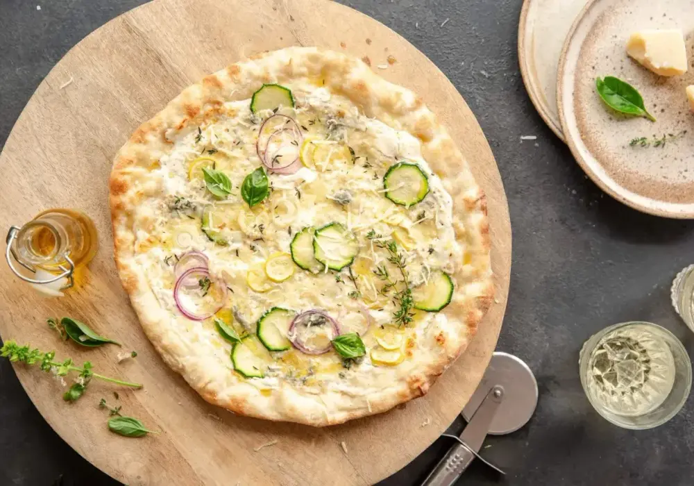 Biała pizza - przepis, dodatki i jak uniknąć błędów