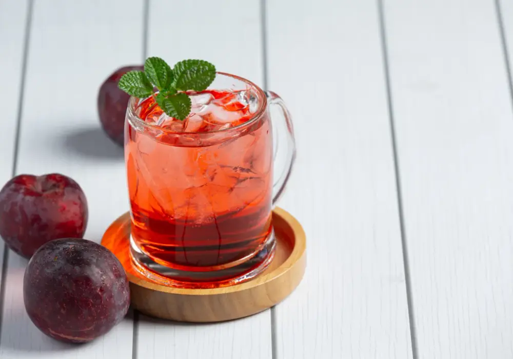 Zaskakujące drinki ze śliwowicą, które oczarują Twoich gości