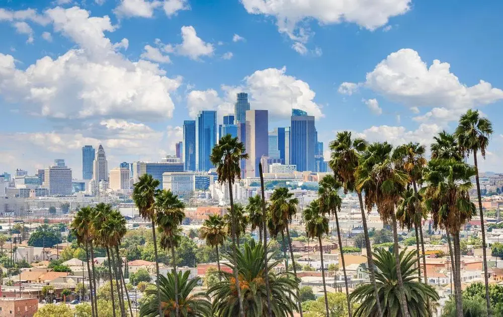 Ile trwa lot z Warszawy do Los Angeles? Średni czas przelotu i wskazówki na podstawie faktycznych lotów