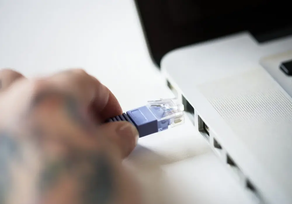 Jak podłączyć kabel sieciowy do laptopa - Nawet bez portu RJ45