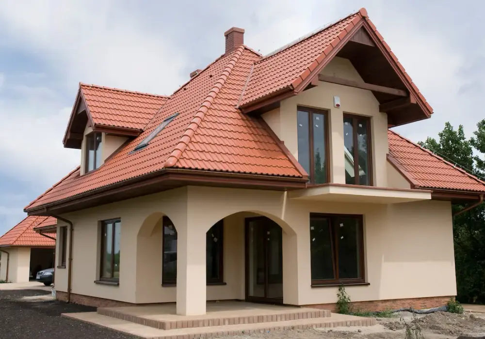 Jaki kolor elewacji do czerwonego dachu? Unikaj najgorszych zestawień!