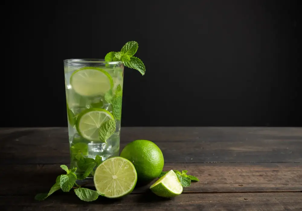Ile kosztuje drink mojito? Sprawdź ceny w barach i sklepach