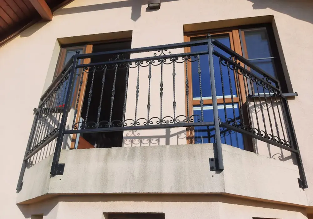 Mocowanie balustrady balkonowej: Poradnik, błędy i przepisy