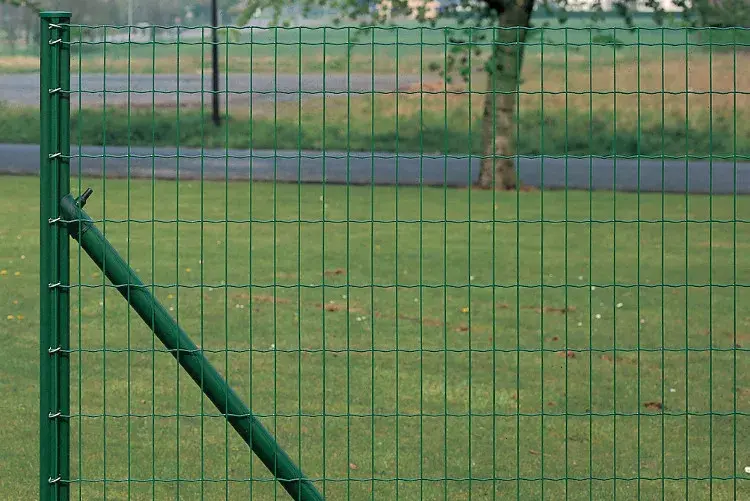 Jak prawidłowo ustawić słupki w ogrodzeniu z siatki, aby uniknąć problemów