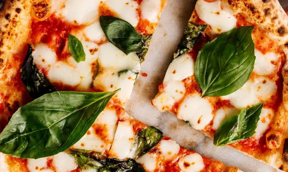 Z czym jest pizza margherita? Poznaj klasyczne składniki