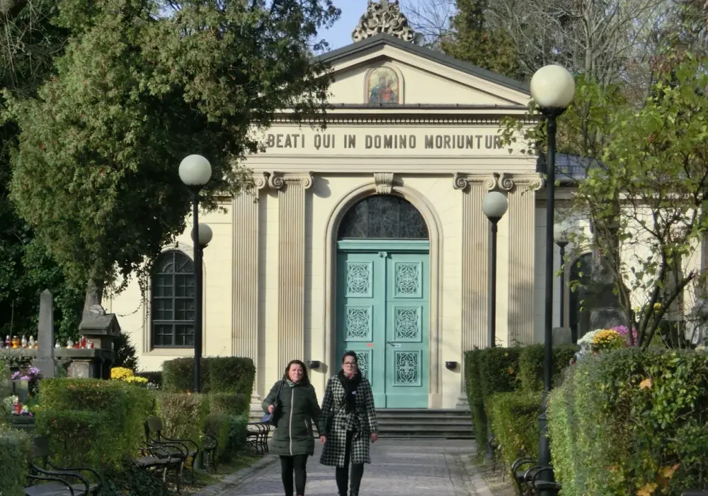 Kaplica na Cmentarzu Rakowickim: Historia i zwiedzanie