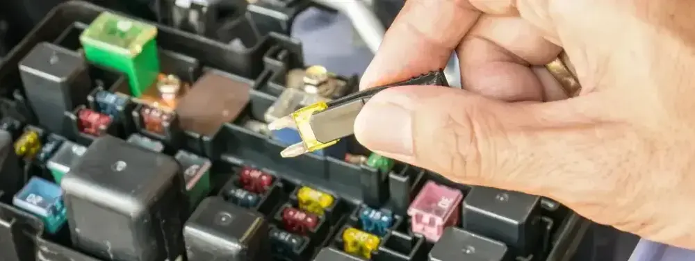 Gdzie są bezpieczniki audi a3 8p i jak uniknąć problemów elektrycznych