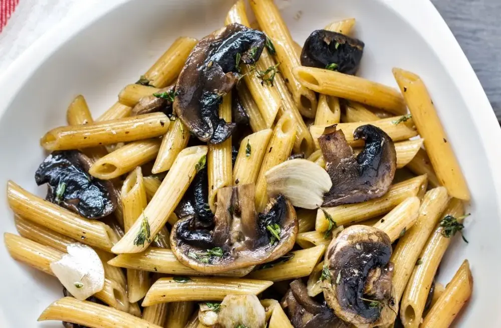 Prosty przepis na makaron penne z pieczarkami, który zachwyci smakami