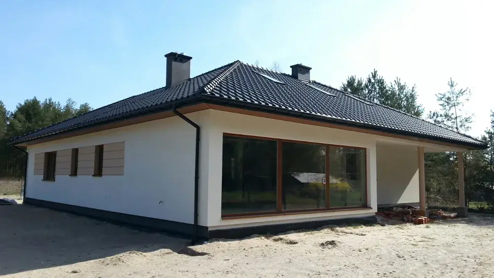 Jakie okna do czarnej dachówki? Poznaj kolory, style i materiały, które zachwycą