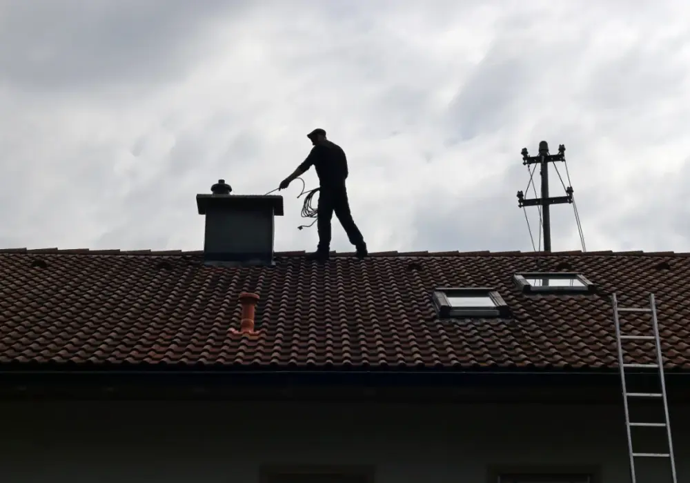 Jak wypalić sadzę z komina - Czy to bezpieczne i jak uniknąć pożaru?