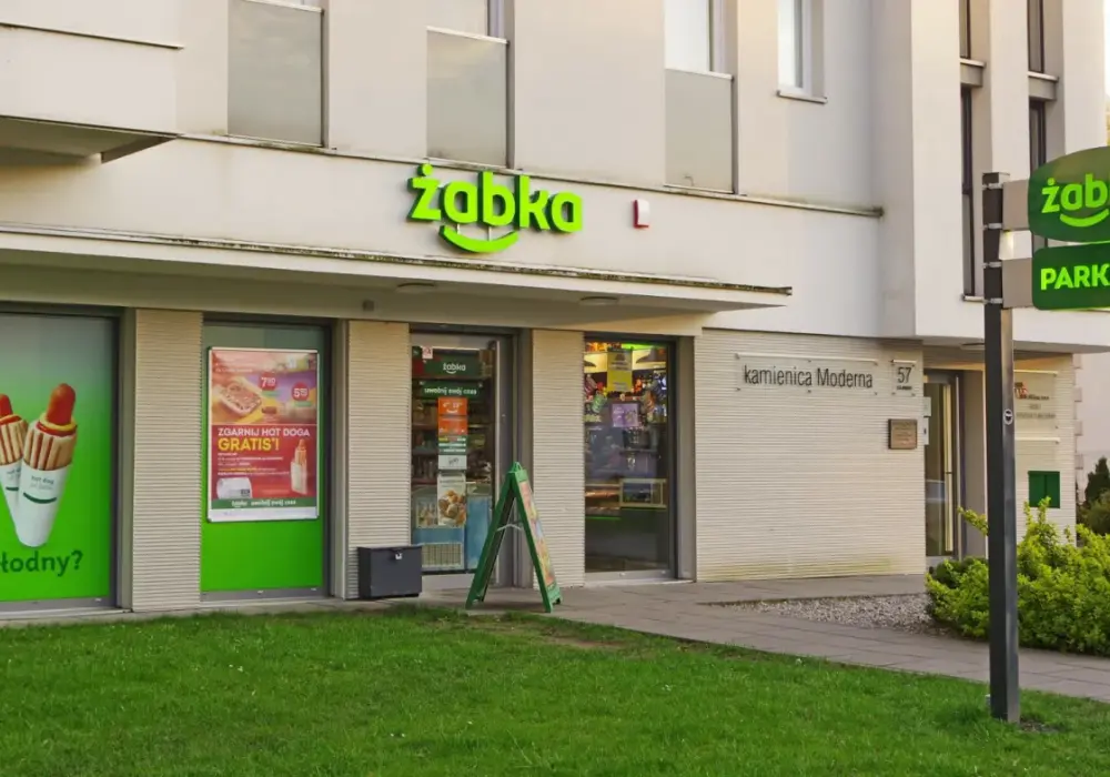 Ile płacą w Żabce - Stawki, pensje, benefity. Czy warto?