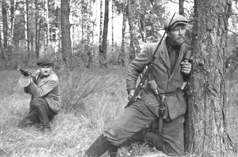 Czym jest wojna partyzancka? Definicja, strategie i przykłady z historii
