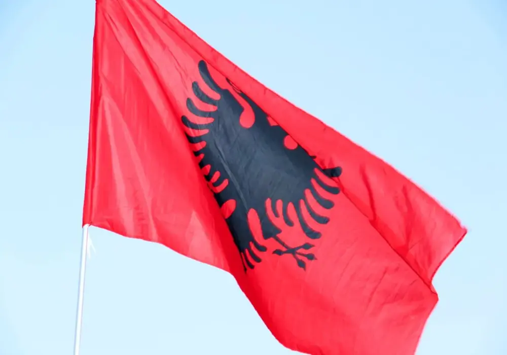 Ile trwa lot z Polski do Albanii? Sprawdź czas przelotu i porady