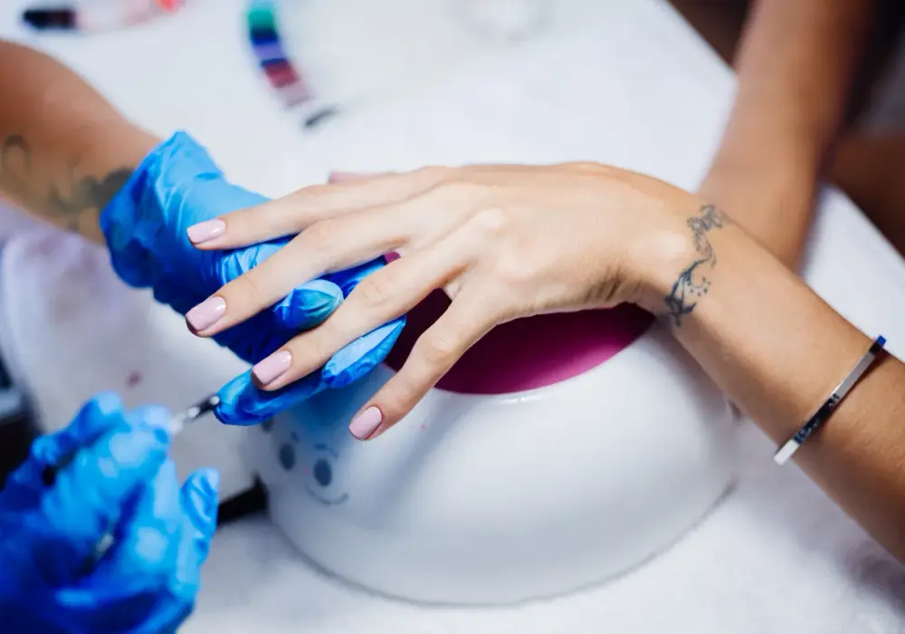 Manicure żelowy krok po kroku: Trwały efekt w domu!