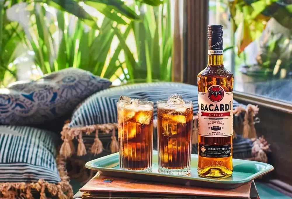 Rum przyprawiony: Jak dobrać idealny garnish? Porady barmana