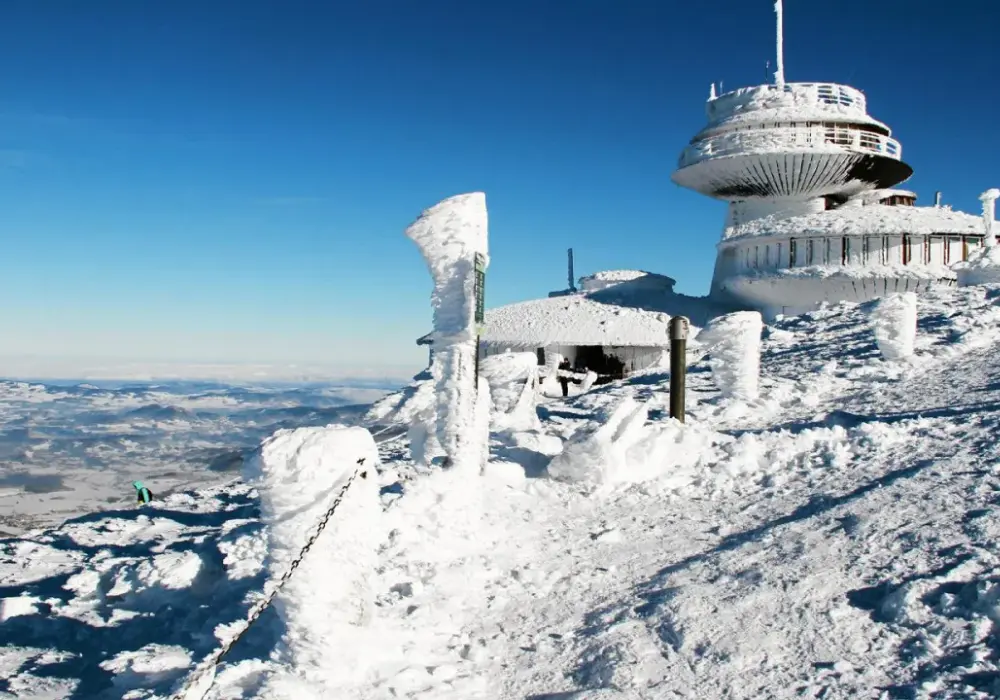 Zimowe Karkonosze zaskoczą Cię 5 niesamowitymi atrakcjami. Jakie?