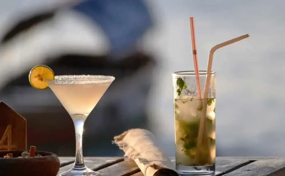 Kto robi drinki? Poznaj tajemnice pracy barmana i jego sztuki