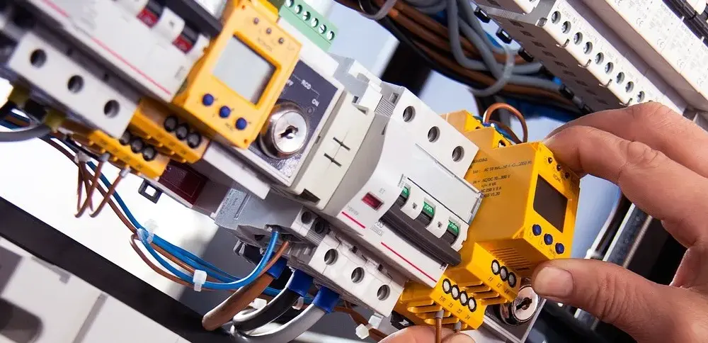Jak zostać elektrykiem bez szkoły i zdobyć uprawnienia łatwo?