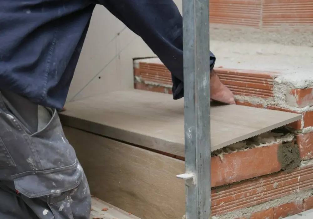 Cokół na schodach: Jaki wybrać i jak zamontować? Poradnik DIY