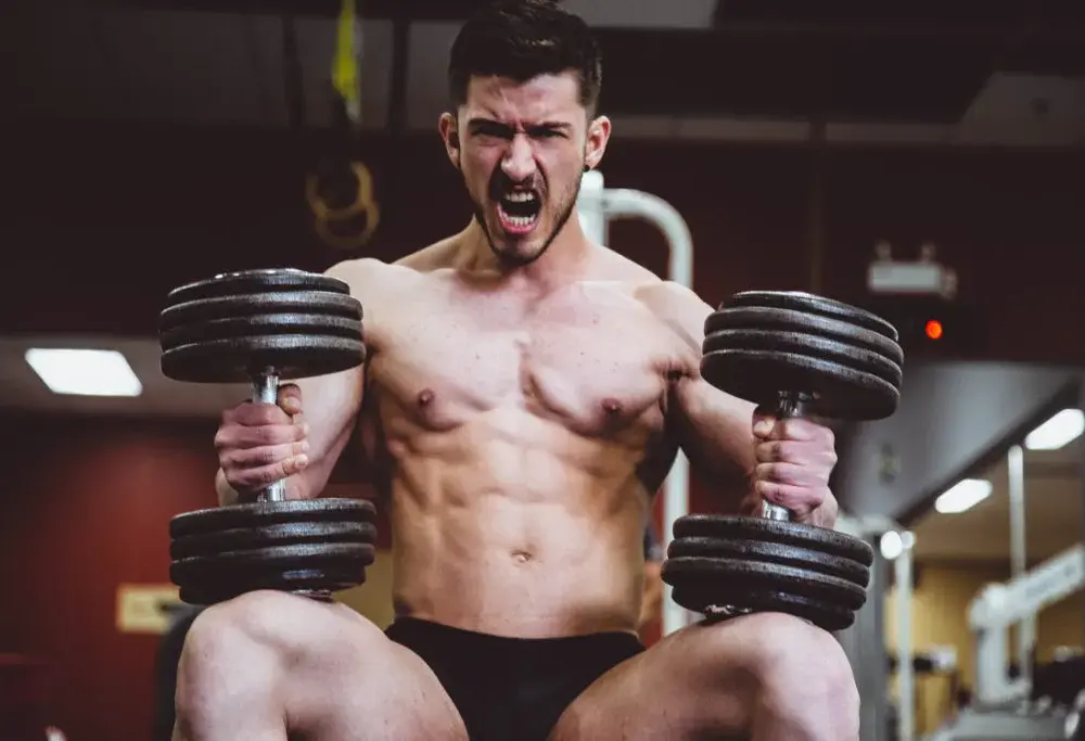Co lepsze: crossfit czy siłownia? Odkryj prawdziwe różnice i korzyści