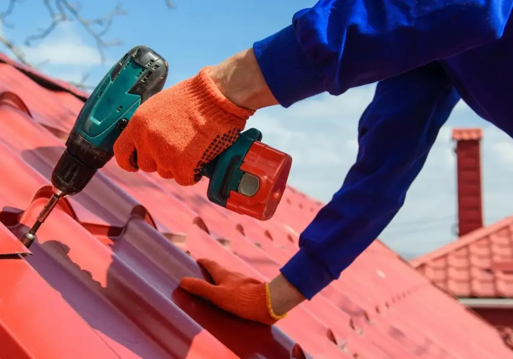 Jaka wkrętarka dla dekarza? Oto modele, które ułatwią pracę na dachu