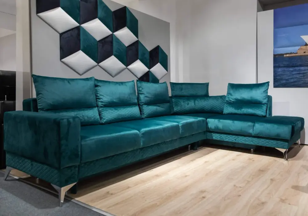 Narożnik czy sofa do małego salonu – co wybrać, by zyskać przestrzeń?