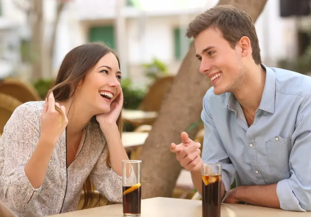 Oznaki flirtu u mężczyzny - Jak odróżnić je od uprzejmości?