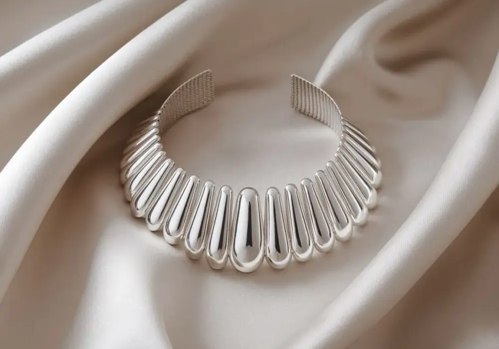 Naszyjnik choker co oznacza? Historia i znaczenie w modzie