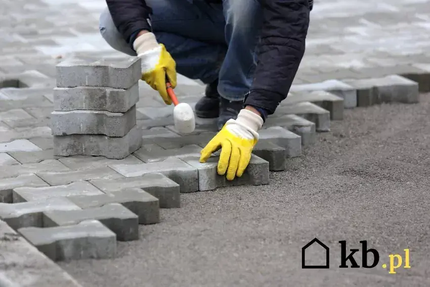 Ile łopat piasku na worek cementu pod kostkę? Praktyczny przelicznik