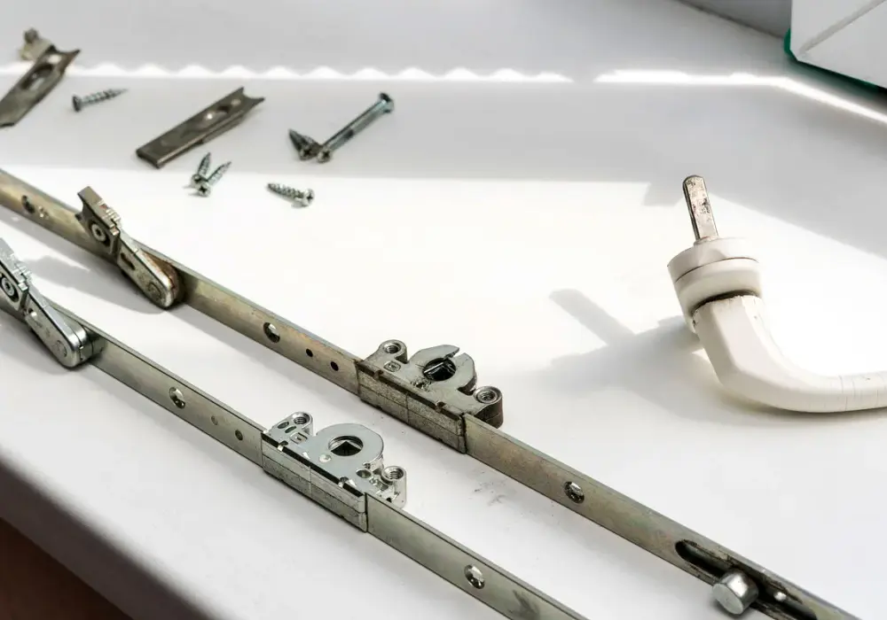 Uszkodzony mechanizm okna uchylnego - Jak naprawić i ile kosztuje?