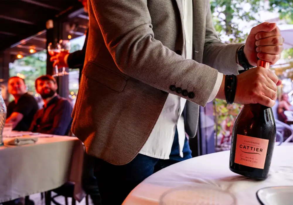 Szampan vs Wino Musujące Metodą Tradycyjną: Kluczowe Różnice