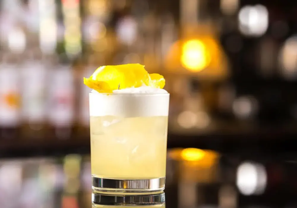 Whiskey Sour: Ile soku z cytryny? Poznaj idealne proporcje