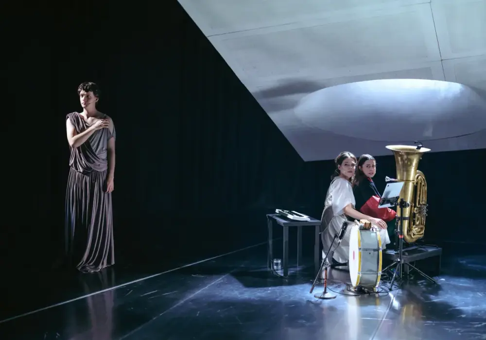 Ile trwa spektakl Antygona? Czas przedstawienia w różnych teatrach
