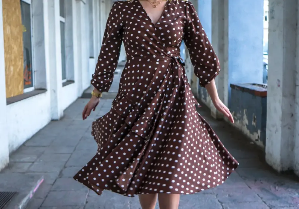 Sukienka w grochy na wesele? Eleganckie stylizacje i porady