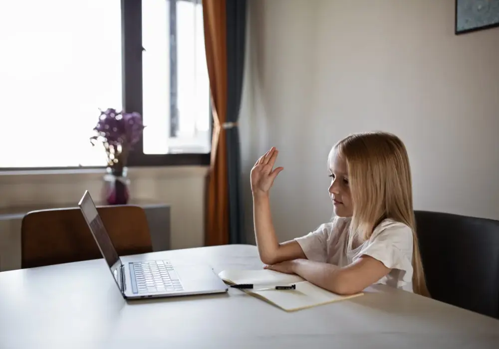 Nauczanie zdalne w podstawówce: Kiedy szkoła przechodzi na online i dlaczego?